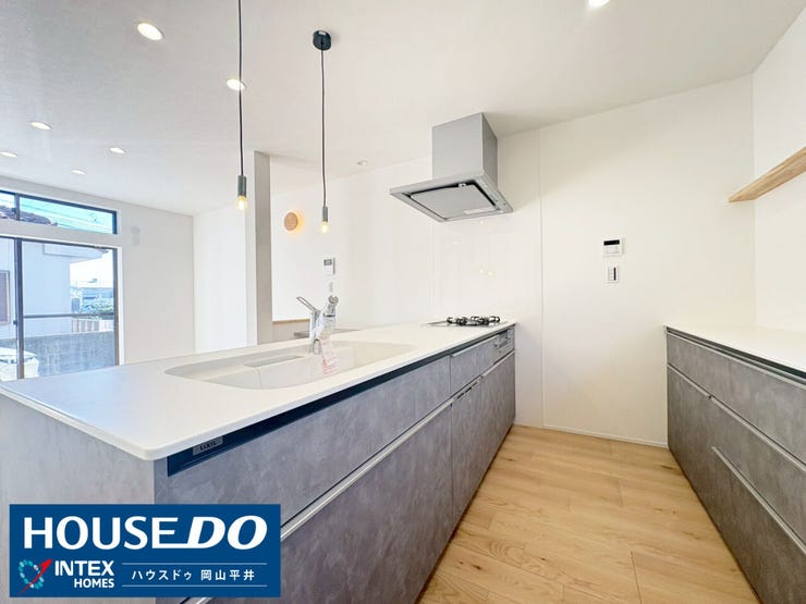 リビングを見渡せる開放的な対面キッチン!スタイリッシュなデザインで、お料理のモチベーションもアップしそうですね。食洗機や充実の収納で、家事効率もグッと上がりますよ!