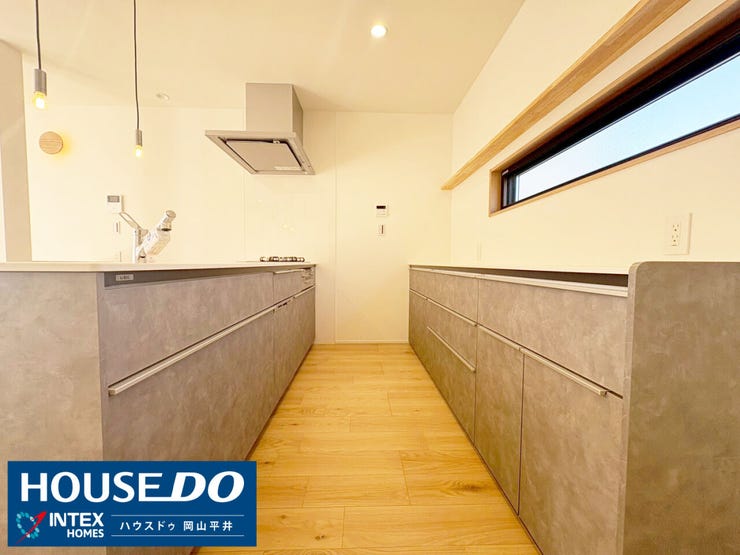 広々としたキッチンと背面収納!
統一感のあるデザインの背面収納も大容量で、食品ストックもすっきり片付きますね。