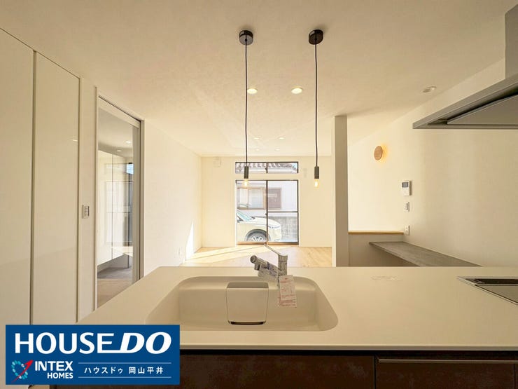 キッチンに立ちながら、リビングで遊ぶお子様の様子が見渡せる安心の間取りです!ペンダントライトがおしゃれな空間を演出し、家族の会話が自然と弾む、広々としたLDKが魅力的ですね。