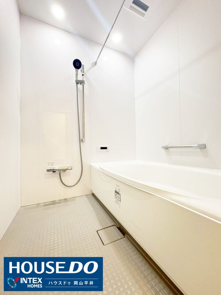 ゆったりサイズの浴槽は、お子様と一緒に足を伸ばして入れる広さ!白を基調とした壁と床で清潔感あふれる空間なので、一日の疲れをリフレッシュする至福のバスタイムが過ごせますよ。