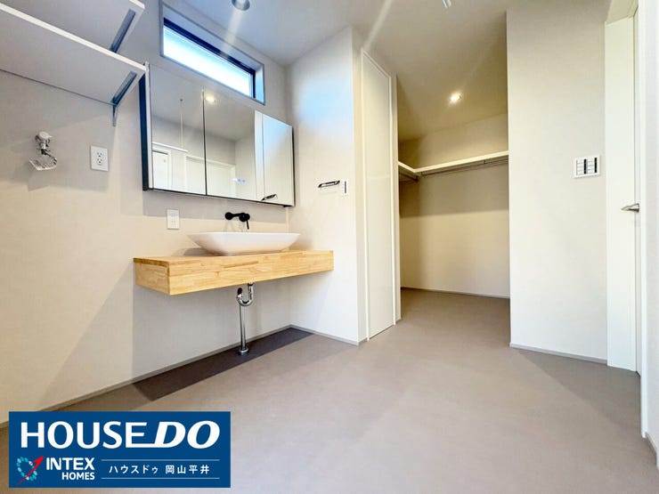 おしゃれな木目のカウンターと洗面ボウルが目を引く、洗練されたサニタリースペース!忙しい朝、家族が並んでもストレスなく使える広さが魅力です。奥には大容量の収納スペースも完備していますよ!