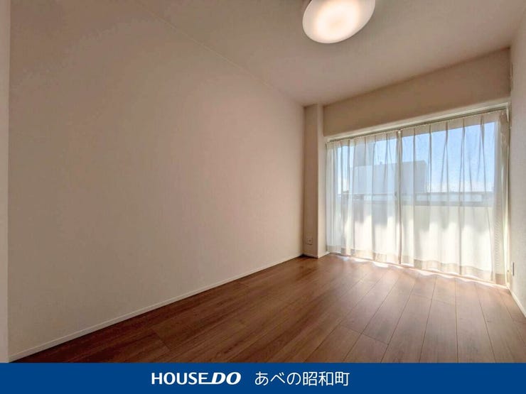 窓から光が差し込む、快適な洋室空間。