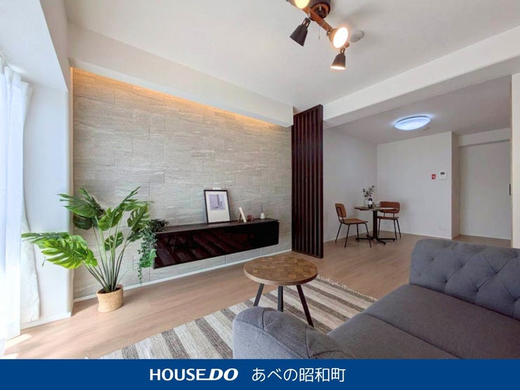 【外観】
スタイリッシュな石調アクセントウォールと間接照明が映えるリビング。