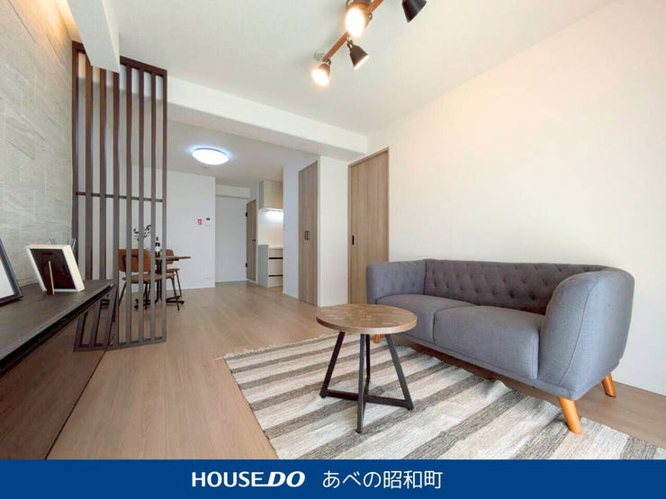 木の温もりを感じるフローリングと開放的な空間が魅力。落ち着いたインテリアで、上質なくつろぎの時間をお過ごしいただけます。