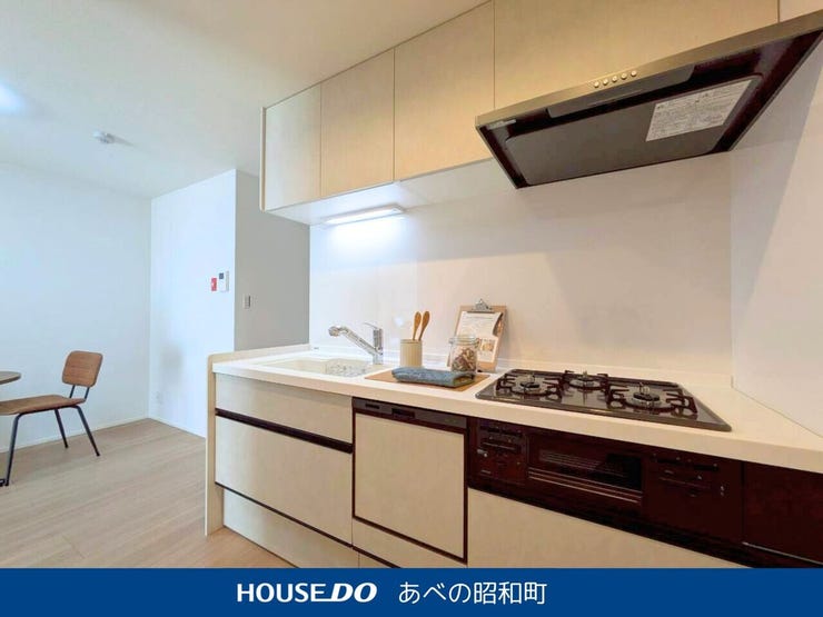 シンプルで洗練されたシステムキッチン。収納力も高く、快適に料理を楽しめる空間です。