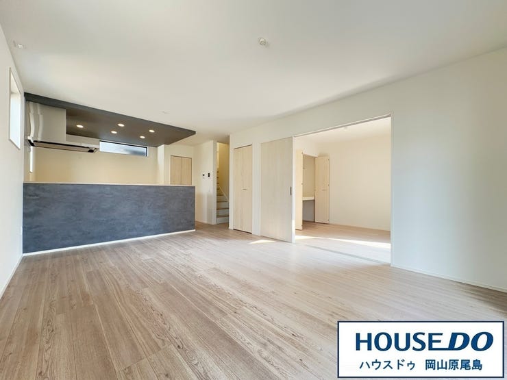 光と風があふれる開放的なリビングダイニングには自然と家族みんなが集まってきます。 明るく穏やかな空気のなかで飲んだり、食べたり、笑ったり♪ ※同施工会社の物件イメージ写真です。