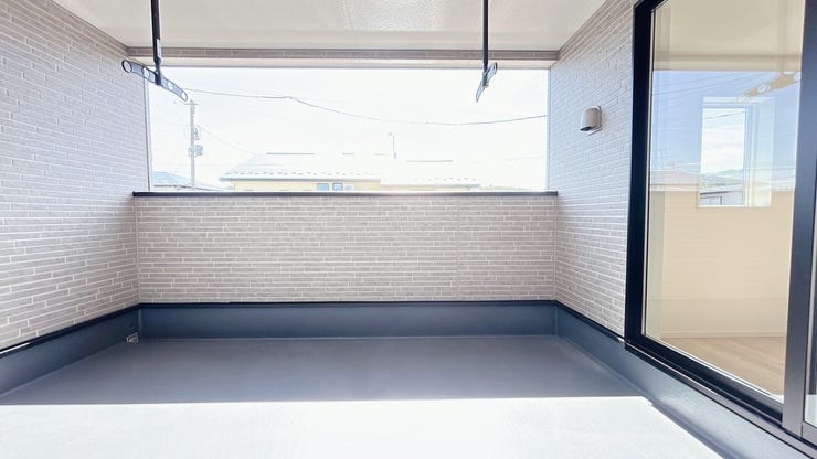 同型写真。
洗濯物を干したり、植物を育てたり、自由度の高いルーフバルコニーです。