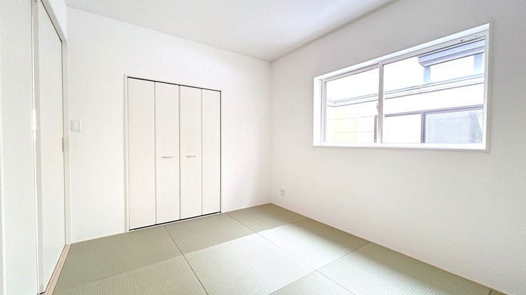 同型写真。
収納も完備しており、実用性が高い和室。客間や寝室、小さなお子様の遊び場として、多用途に使えます。
