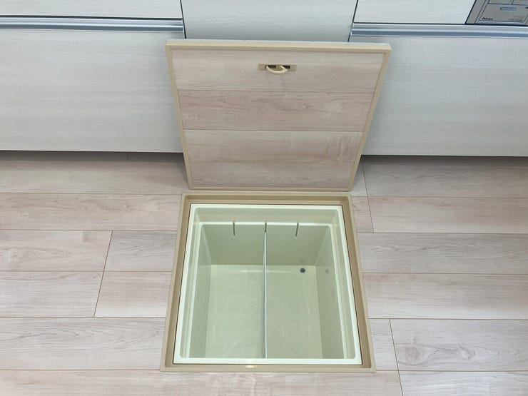 同型写真。
普段使わない非常食や飲料など床下に収納できます。