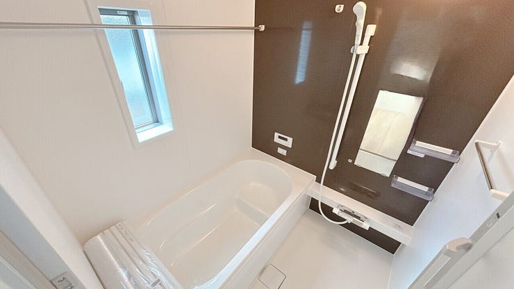 入浴時間がバラバラでも、追炊機能付きで、いつも温かく快適。
ミラー・小物入れは別途注文となります。