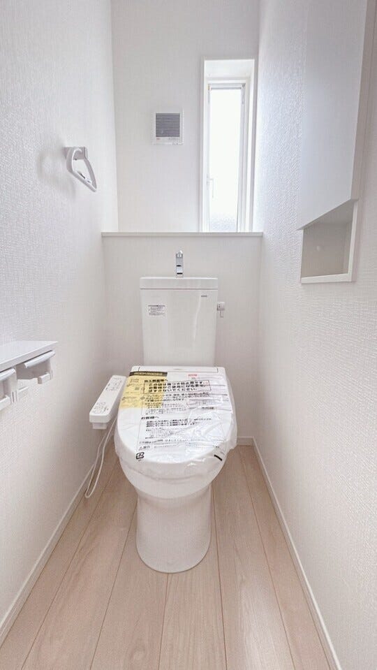 同型写真。
1・2階にトイレ完備。朝の混雑解消、来客用としても対応可能です。