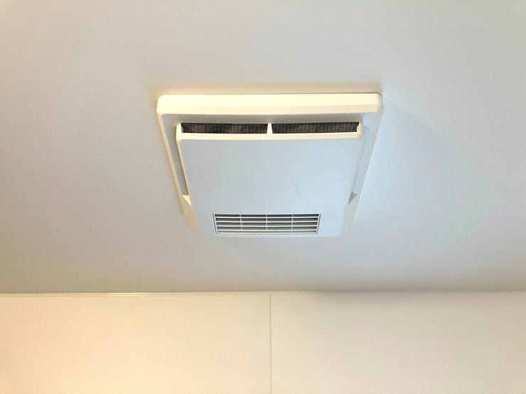 同型写真。
寒い冬でも快適な入浴をサポートし、ヒートショック対策にも役立ちます。衣類も干せて便利です。