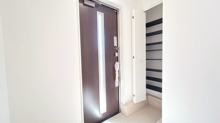 同型写真。
収納するものに合わせて自由に高さ調整が可能。使い勝手が良く、玄関まわりをすっきりと整理できます。