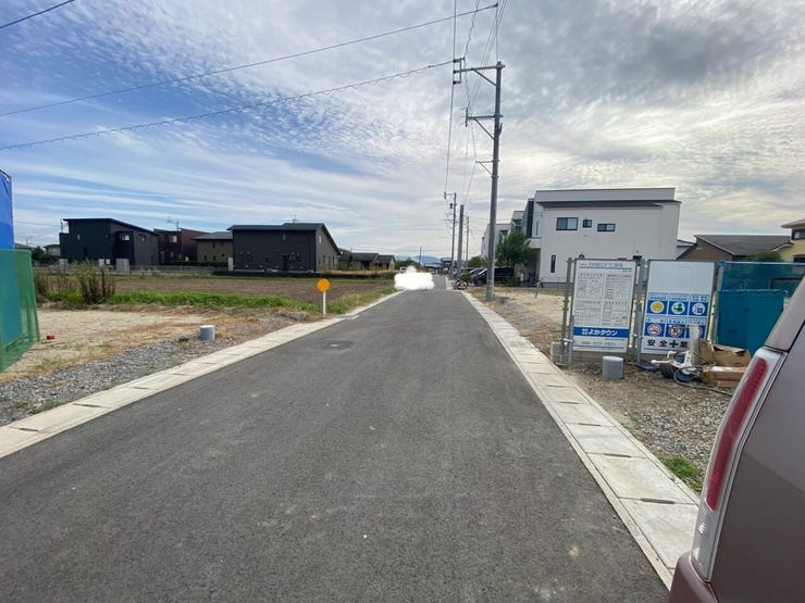 周辺は静かで落ち着いた雰囲気の住宅街です。
