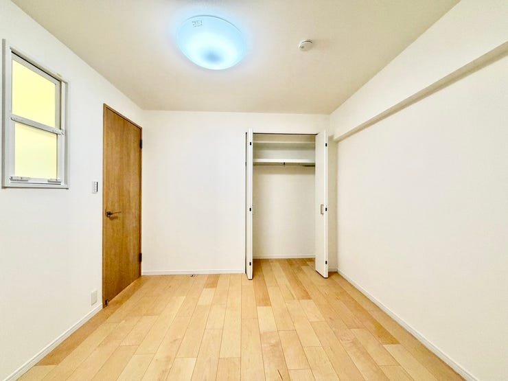 〈5.0帖〉小さな小窓から、キッチンの様子も見られます♪