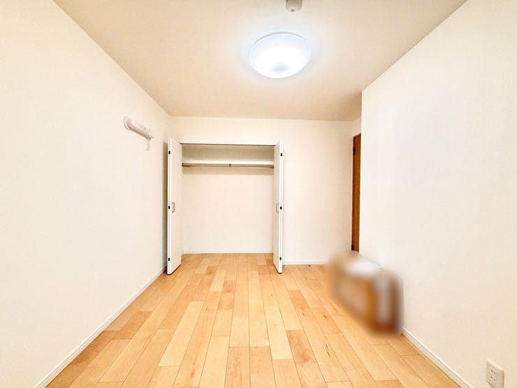 〈5.5帖〉大切な衣類を収納できる大型クローゼットが便利です