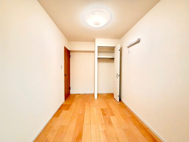 〈4.5帖〉ハンガーパイプ付きの収納は、「たたまない収納」を実践し、効率よく衣類を収納することができます♪