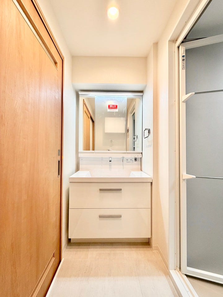 三面鏡付のワイドな洗面台は、朝の忙しい時間帯も安心です♪