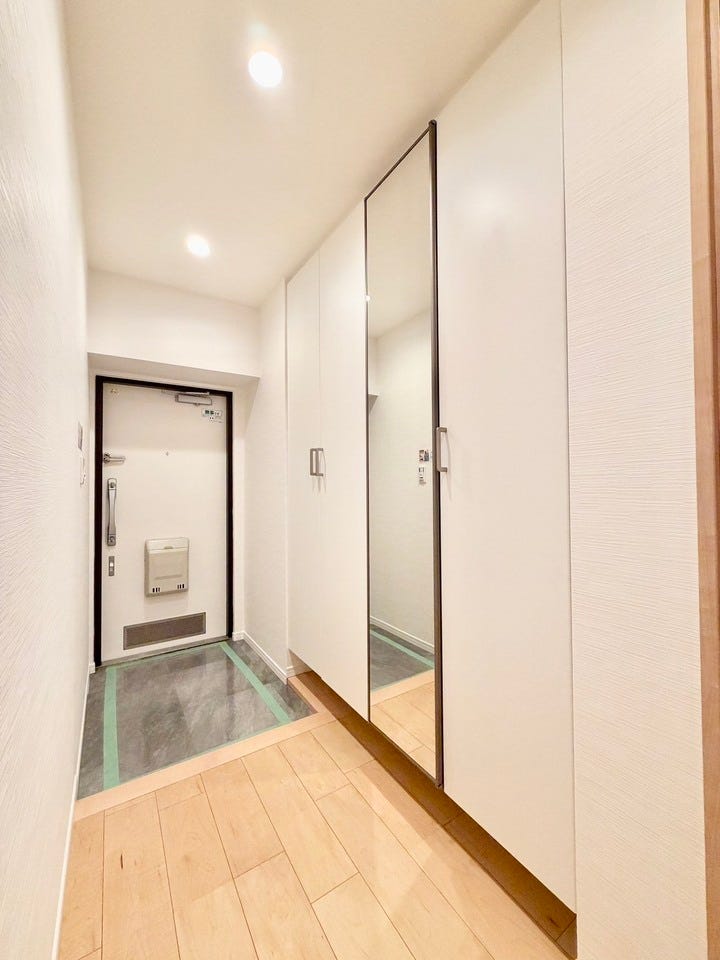 大きなシューズボックスでスッキリとした玄関♪人感センサーライト付きで夜の帰宅も安心♪