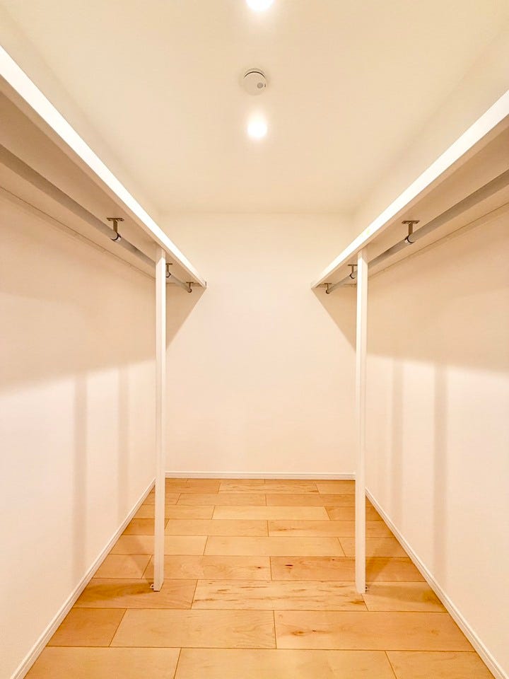 奥行きのあるウォークインクローゼットは、季節物の衣類もスッキリ収納できます♪