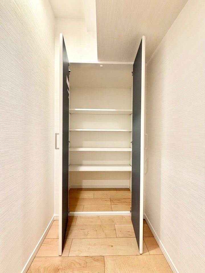 〈廊下収納〉出し入れが楽な廊下収納には掃除機などの日用品を収納するにも便利♪