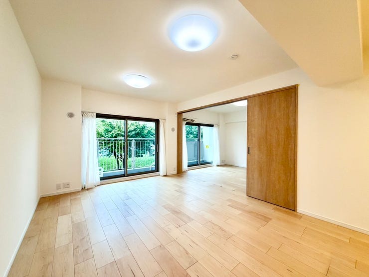 【リビング】
バルコニーに面した明るいリビングは家族が自然と集まります♪