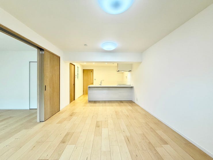 隣接する洋室を開放すると、21.5帖の空間が広がります♪