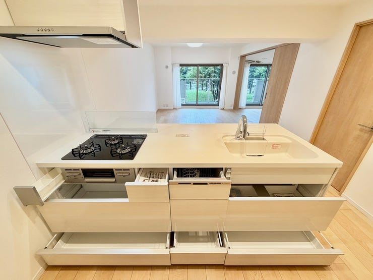 料理をしながら家族と会話を楽しめるオープンキッチン♪収納もたっぷりあるのできれいを保てます♪