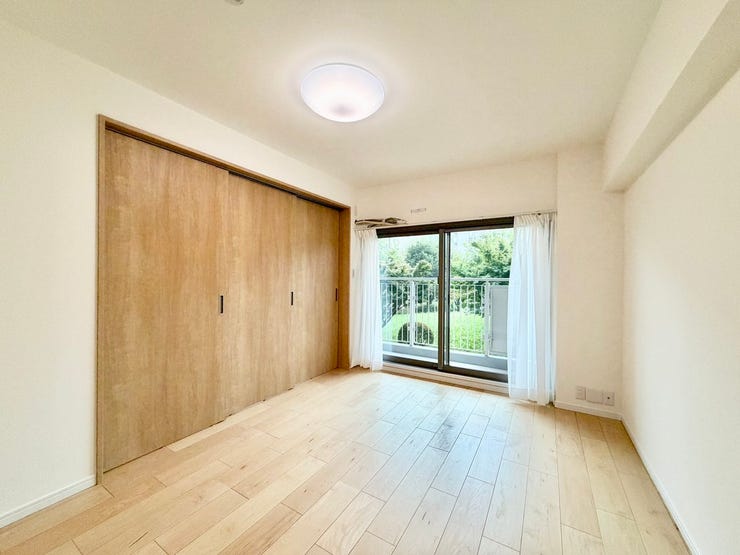 〈6.5帖〉バルコニーに面した明るい洋室が気分をリラックスさせます♪