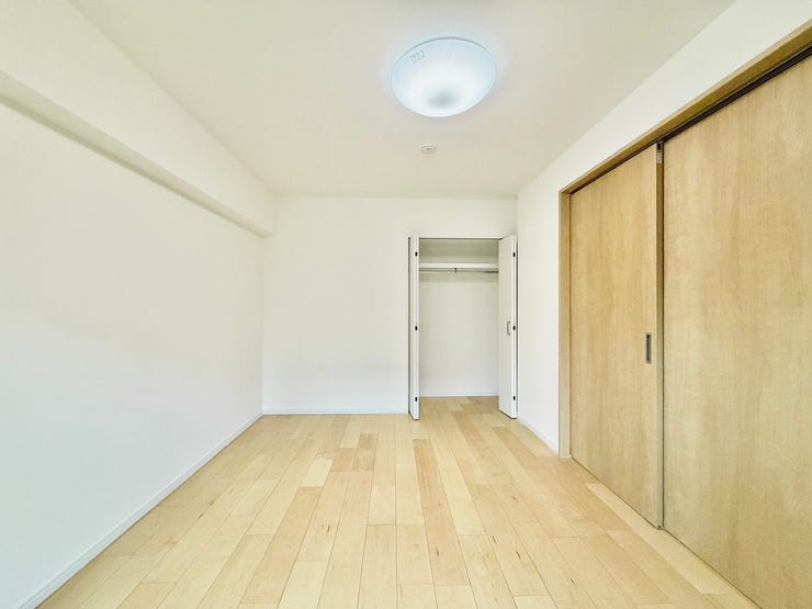 〈6.5帖〉ハンガーパイプ付きの収納は、「たたまない収納」を実践し、効率よく衣類を収納することができます♪