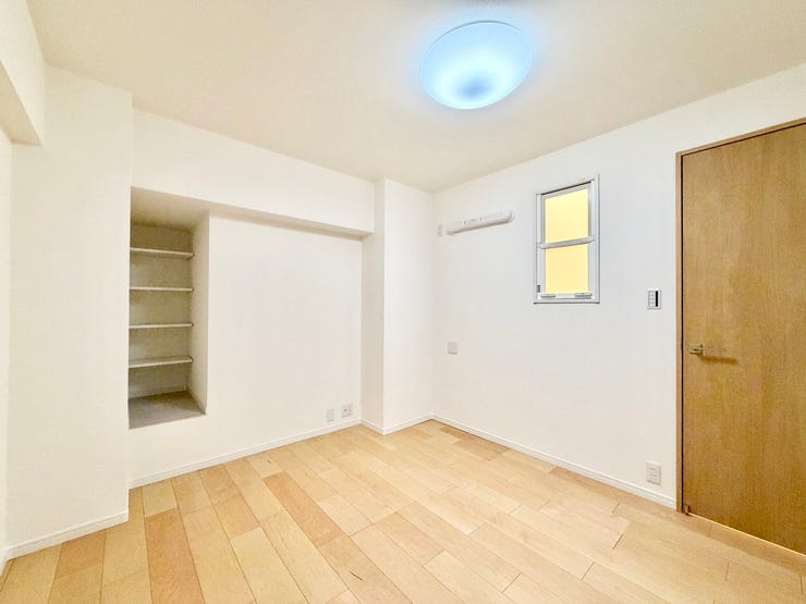 〈5.0帖〉リビングに隣接する洋室は、家事部屋としても便利です♪小さな小窓から、キッチンの様子も見られます♪