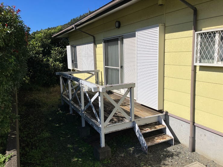 テラス(デッキ)へはリビングからも出入り可能。