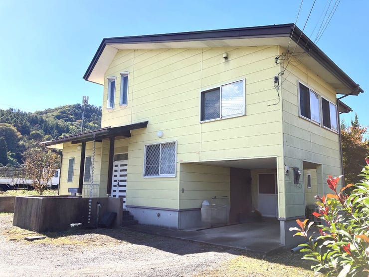 駐車はピロティ―に1台。その他のスペースに2~3台可能。