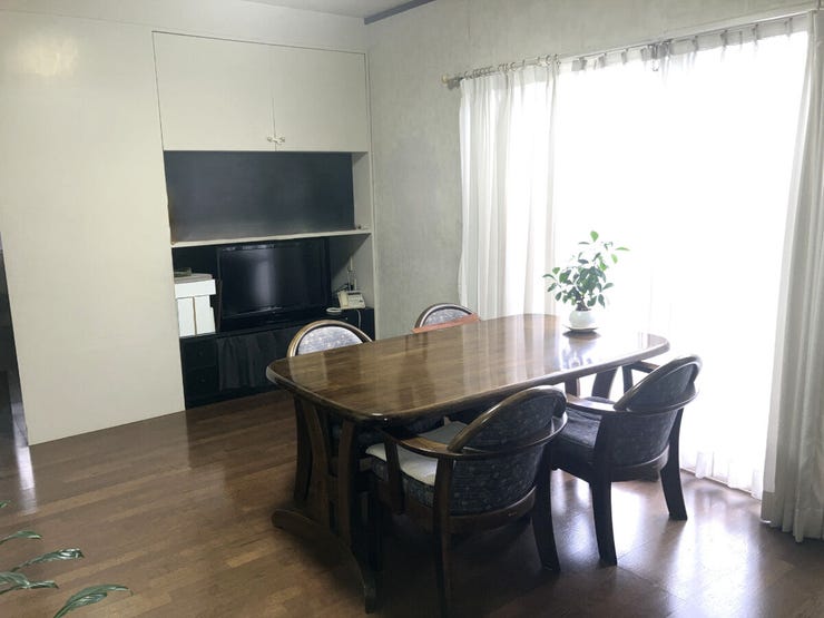 1階LDK。南向きで日当たり良好。窓からはテラスに出られます。