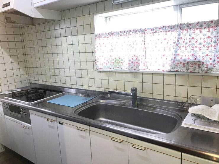 窓は南向きで日当たり良し。