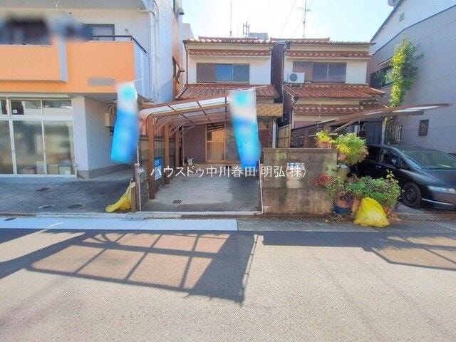 屋根付きの駐車場は雨や雪、強風、直射日光などの影響を受けずに車を保護できます!
