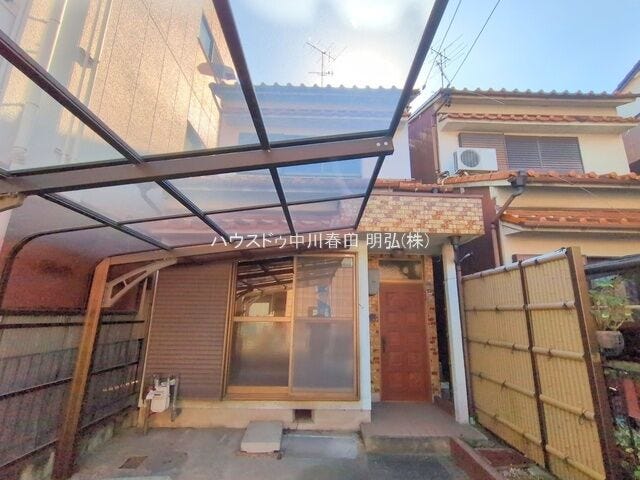 1階の窓はシャッター付きで雨や音を防ぎ、防犯性も高まります♪