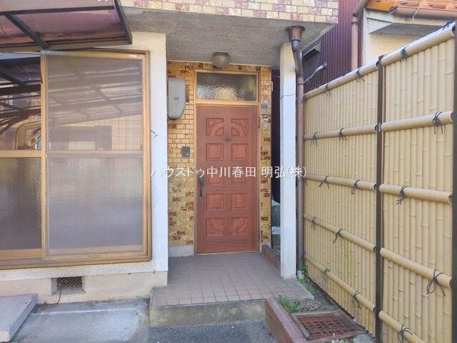 玄関ポーチは屋根があることで、雨の日でも濡れずに傘を開閉出来たり、日差しを遮ることで快適な出入りできます!