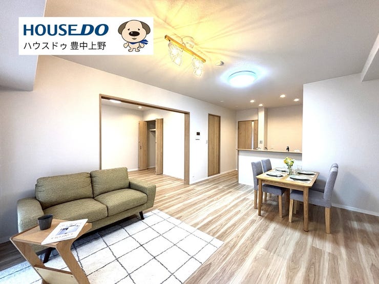 【リビング】
約16.4帖の広々LDK!室内はリノベーション済みで清潔感があり、木の温もりを感じられる内装となっております♪