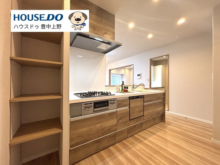 キッチンも広々と、キッチン後ろも広々としています!キッチン奥にあるパントリー棚も嬉しいポイント♪