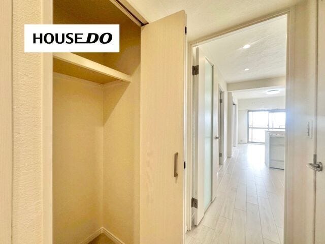 家族全員がアクセスできる廊下収納!居室に余計な収納家具を置かずスッキリできます♪