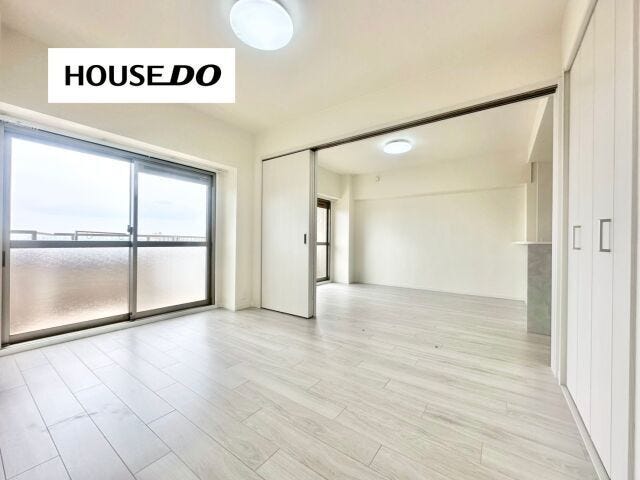 洋室とLDKはスライドドアで仕切られており、開ければリビングと一体化してより広々とした大空間として使え、閉めれば個室としてプライベートな時間を確保できます。