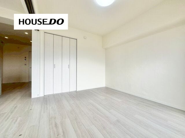 大容量のクローゼットを備えた洋室。明るいフローリングと白を基調とした内装はインテリアを選ばず、お子様部屋や寝室、書斎など多用途にご利用いただけます。