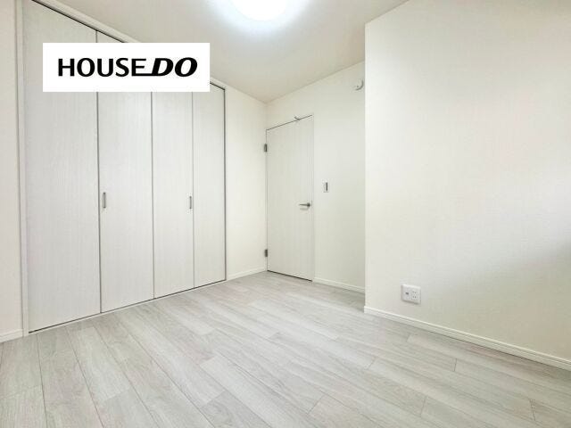 大容量のクローゼットを備えた洋室。明るいフローリングと白を基調とした内装はインテリアを選ばず、お子様部屋や寝室、書斎など多用途にご利用いただけます。