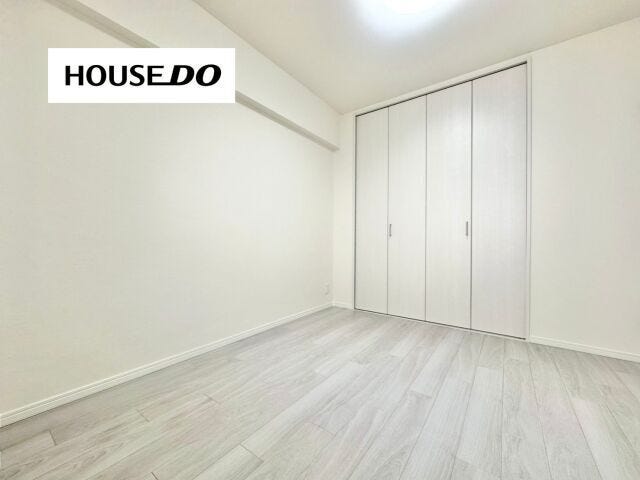 大容量のクローゼットを備えた洋室。明るいフローリングと白を基調とした内装はインテリアを選ばず、お子様部屋や寝室、書斎など多用途にご利用いただけます。