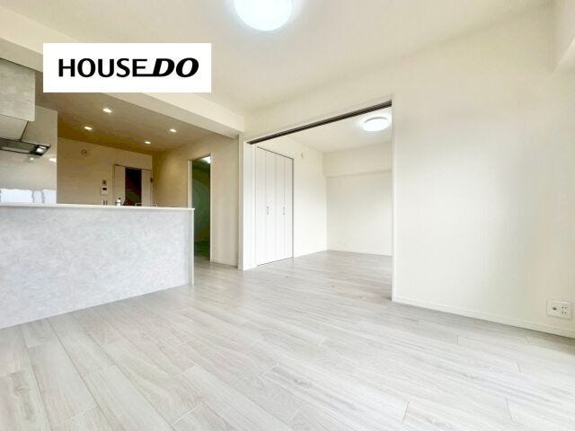 【リビング】
こちらのリビングは、窓からたっぷりと自然光が差し込み、一日中明るく開放的な空間が広がります。フローリングは明るめの木目調で、インテリアを選ばずコーディネートしやすいのも嬉しいポイント。