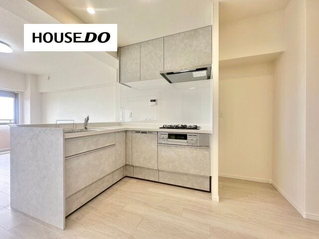 キッチンは人気のL字型を採用。シンクとコンロが直角に配置されることで、調理や洗い物の動線がコンパクトにまとまり、効率良く家事を進められます。