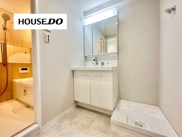 収納力のある三面鏡付き洗面台で、朝の支度もスムーズです◎