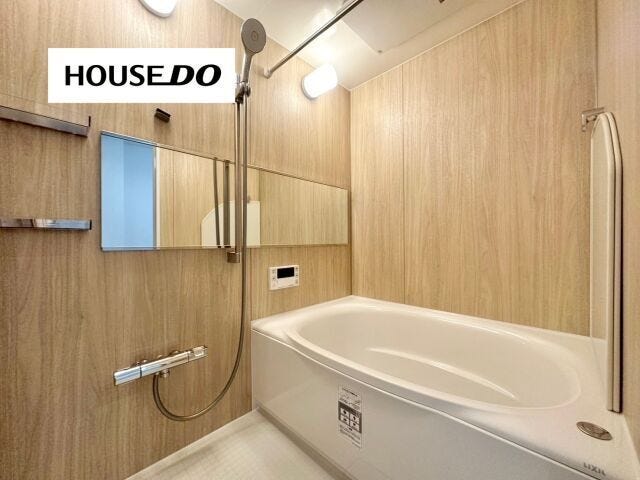 追い焚き機能付きでいつでも温かいお湯に浸かれます♪浴室空間は木目調パネルを採用し、ホテルライクな空間に仕上げています。