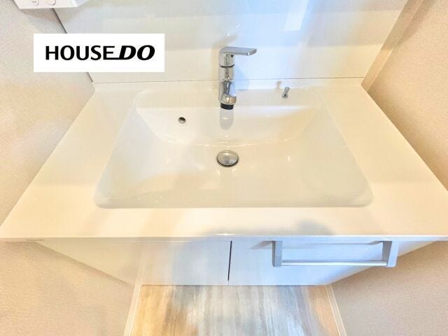 収納力のある三面鏡付き洗面台で、朝の支度もスムーズ。シンクが広く、顔や手が洗いやすいのも嬉しいですね♪